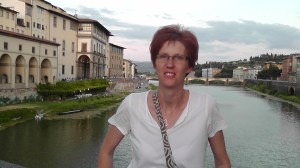 Mamma i familjen. 43 år gammal. Jobbar som doktorand på institutionen för Filosofi, Lingvistik och Vetenskapsteori vid Göteborgs universitet. Forskar på dialogsystem i bil och hur det ska anpassas till förarens kognitiva belastning.